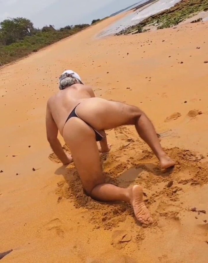 Ladysilvas: Ladysilva De Calcinha Na Praia Que Bunda Gostosa