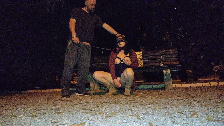 Toilet Mommy: लेगिंग और उच्च जूते में नियंत्रित और पट्टा