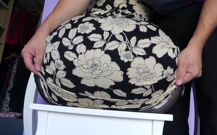 Nini Divine: 쪼이는 팬티 스타킹을 벗고 새엄마의 큰 엉덩이를 존나게 따먹어!