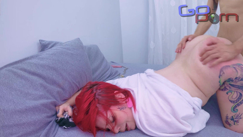 Go porn!: Tatuerad Rödhårig Och Stygg Tjej Gillar Att Knulla Sin Vän...