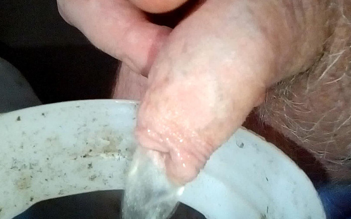 Sex hub male: ゴミバケツでおしっこをしているジョンのチンポの接写