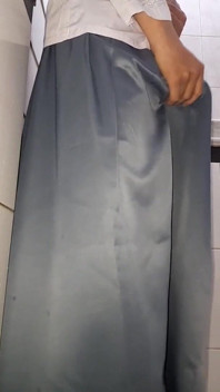 亚洲变装者穿着湿滑的女大学生制服自慰并射精