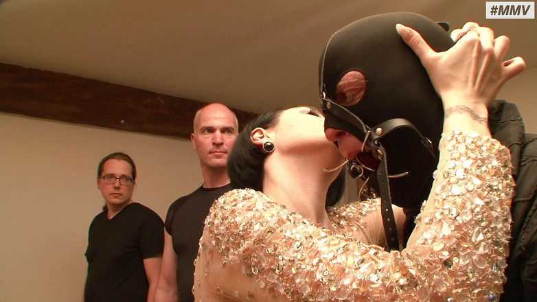 Absolute BDSM: Femdome Jerman yang kejam - kencing di wajah