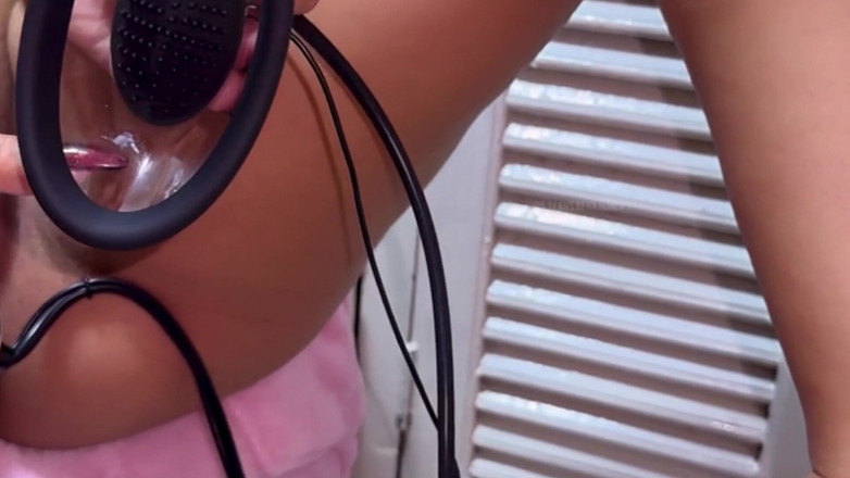 sofiasexxx: Ooooo bu makine amcığımı ne kadar zengin emiyor