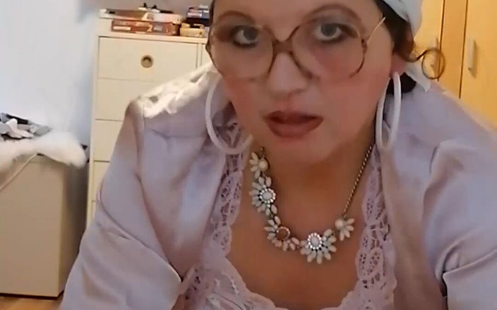 Stepmom's fun: 继母早上来找她的继子做爱。