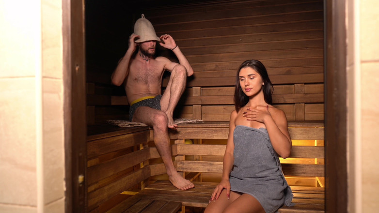 Martin Spell: Ці хлопці такі збуджені в сауні! Чудовий трах з до біса гарячою дівчиною-тінкою!