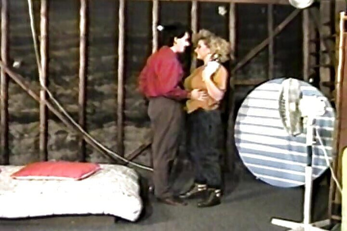 Vintage Babes: Bedövning MILF med enorma naturliga bröst knullad i bakifrån