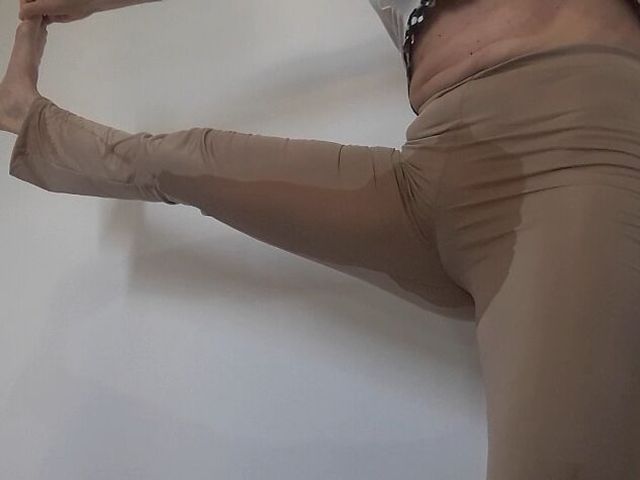 Yoga pants fetish – wetting and teasing pissing (Brazilian Miss Fetishes)