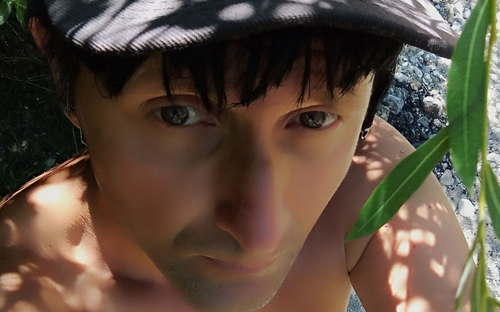 ICB: 我在大自然中摩擦我的鸡巴