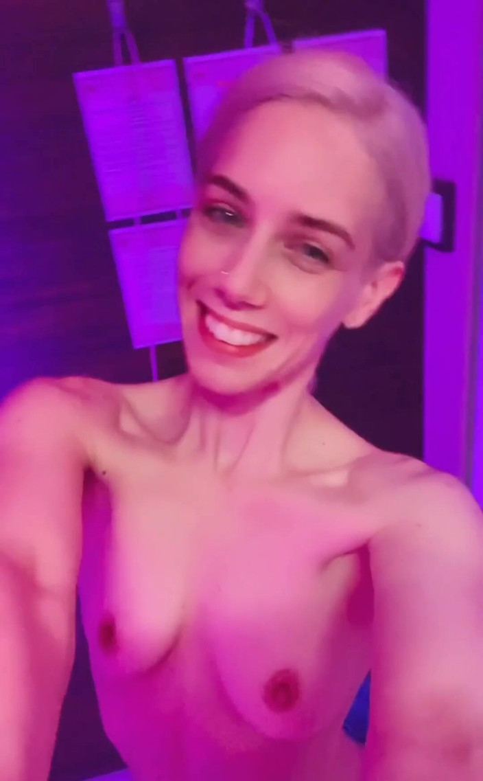 Nesty: Wieder im Solarium, ich wünschte, ich hätte mehr Zeit hier,...