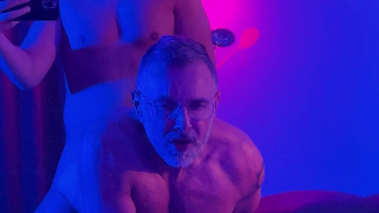 The Top Next Door: Futând un tată vitreg argintiu în iluminat sexy