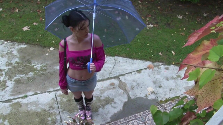 Nude in France: Brunetă tânără sexy bea pumnul plin de spermă