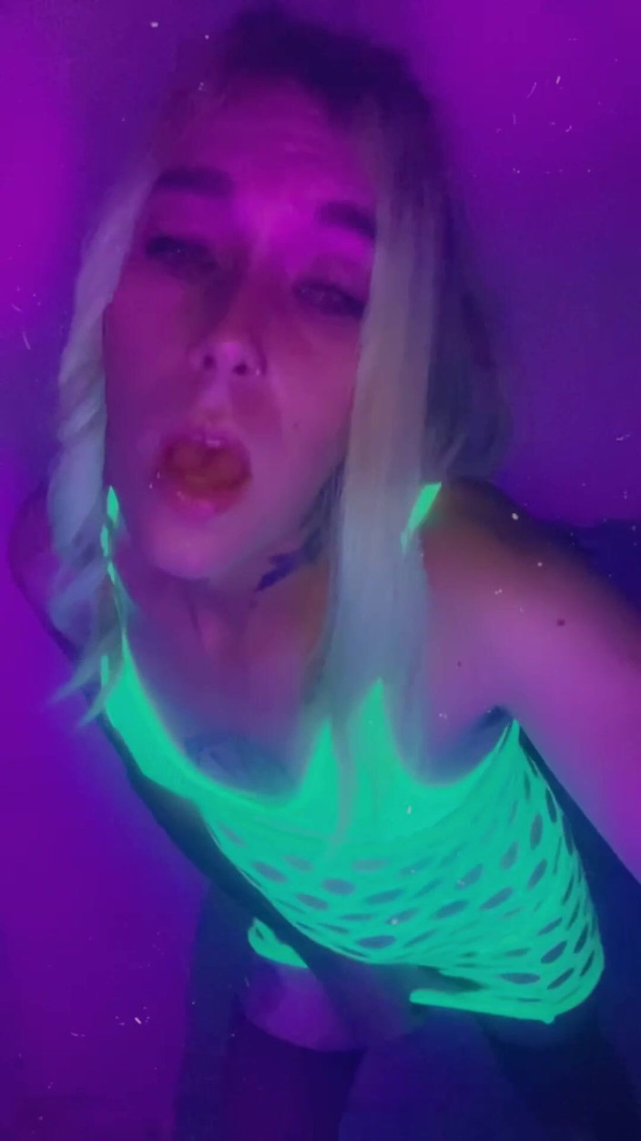 CarmenMelatonin: La ragazza sexy in lingerie Rave