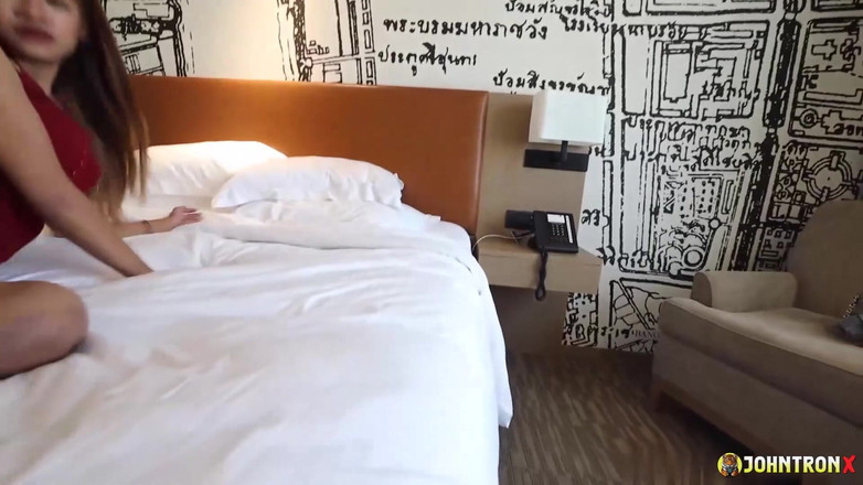 John Tron X: Johntronx - 그녀의 엉덩이가 너무 쪼이는 그래서 그녀의 보지를 존나게 때려