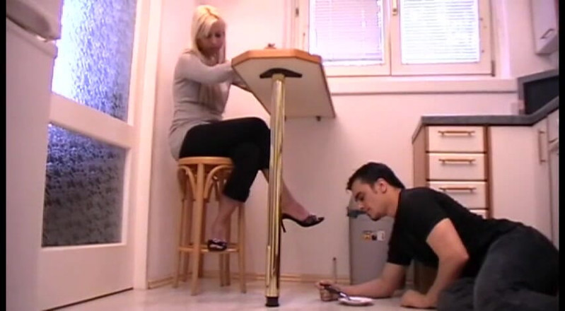 Femdom Austria: Eating from the floor