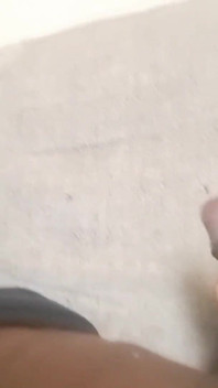 Nata4sex allongée sur le canapé caresse ma grosse bite en train de jouir