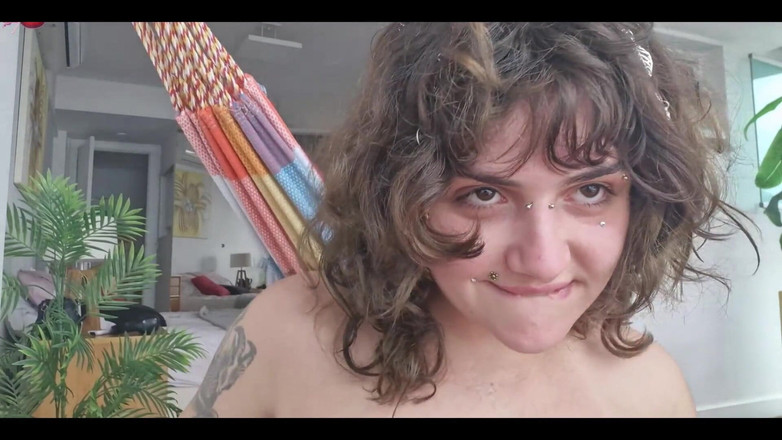 Candy Kush: Jovem, rabuda, gata lactante se exibindo da janela e curtindo...