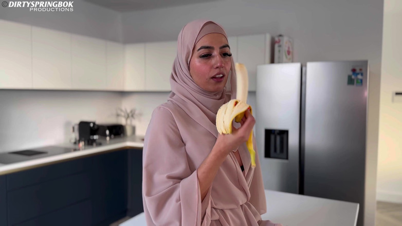 Aaliyah Yasin: Hladová muslimská dívka se rychle rozbije s velkým černým pérem