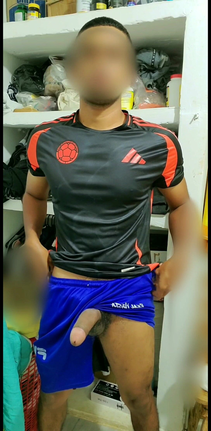 Charlieburrito: Riesiger Schwanz wird masturbiert