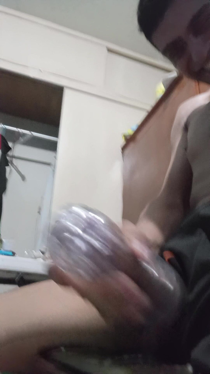 Krakix: Mladý muž masturbuje