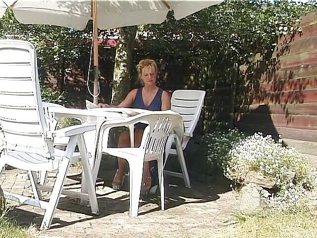 Lucky Cooch: Милфа-блондинка показывает свои сиськи на улице