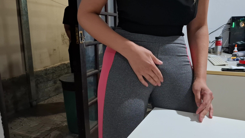 Gabi SweetCouplesStories: Masturbuje její stydké pysky na stole s pomocí souseda