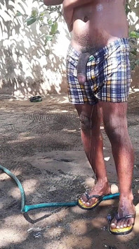 De pik van de minnaar, een vreemdgaande hoerenvrouw wassen