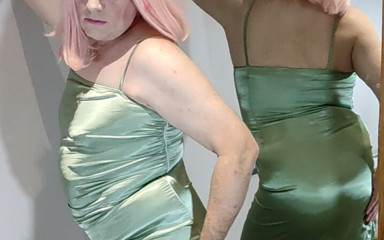 Nottstvslut: Sexy green satin dress and heels.