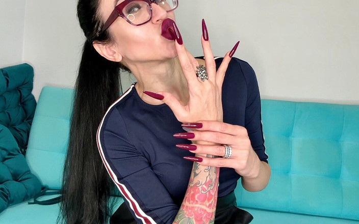 Julia domaina: Kuku panjang ungu gelap, cakar, jari-jari fleksibel panjang dan lipstik...