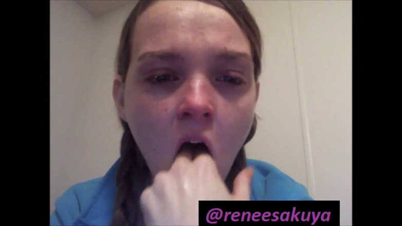 Renee Sakuya: Engasgando com os dedos, uma boa garota