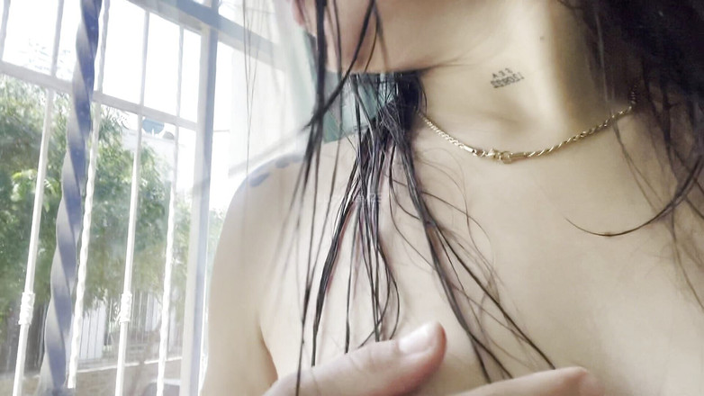 Lucyplay: Masturberen bij het raam terwijl ik naar mijn buren kijk