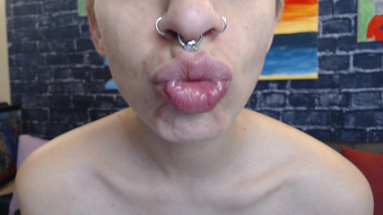 Abby Anna: Son môi lớn không cần son môi