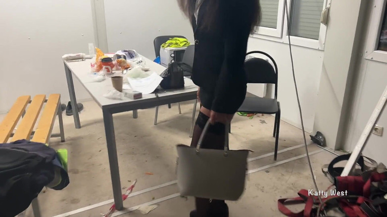 Katty West: 上司の妻のお尻を犯し、彼女のメガネに射精