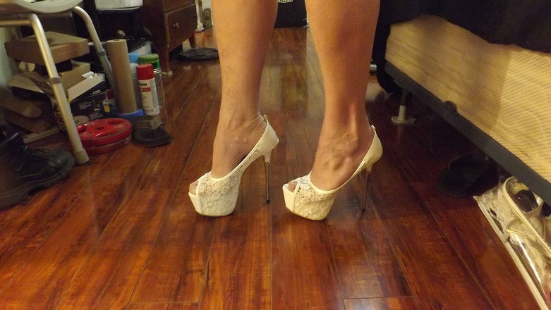 MrLeggs: Развлечение скачка на кровати черные простыни белые каблуки нержавеющей пробки я получил трах меня жуг извивание в exctacy на краю