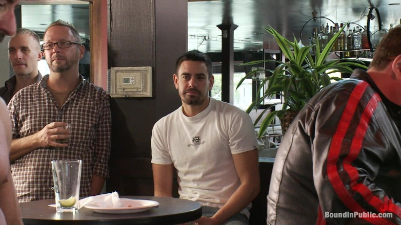 Bound in public: 발정난 점심 군중 앞에서 소년을 사용하고 섹스하는 근육 창남.