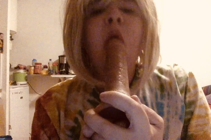 BifloXXX: BifloXXX crossdresser sucks and deepthroat dildo