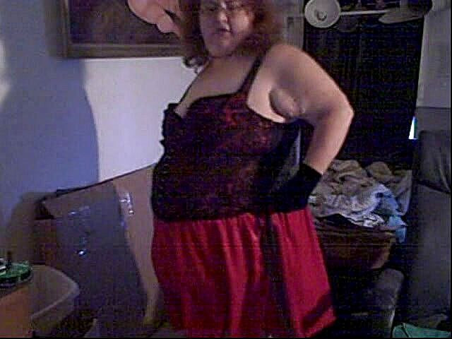 BBW nurse Vicki adventures with friends: Cam mostra dançando e tirando a roupa, além de rir,...