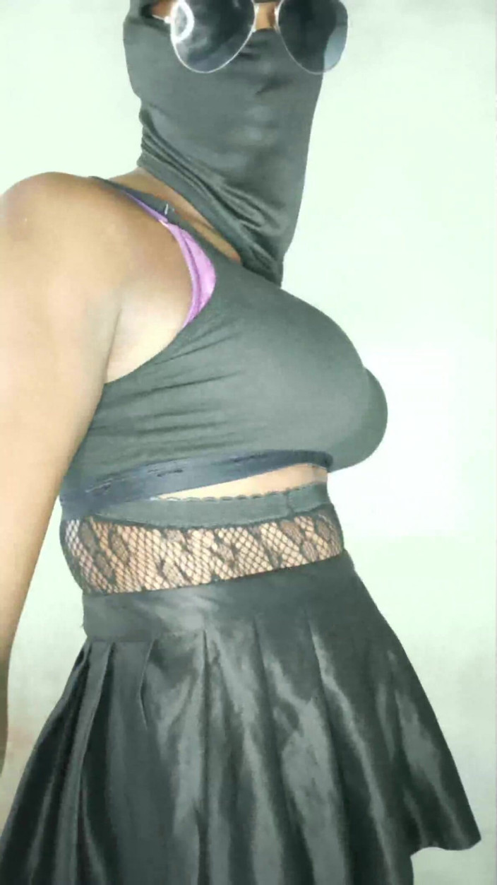 TS Azzy: La trans indiana azzy ha goduto del bellissimo momento dell'orgasmo...