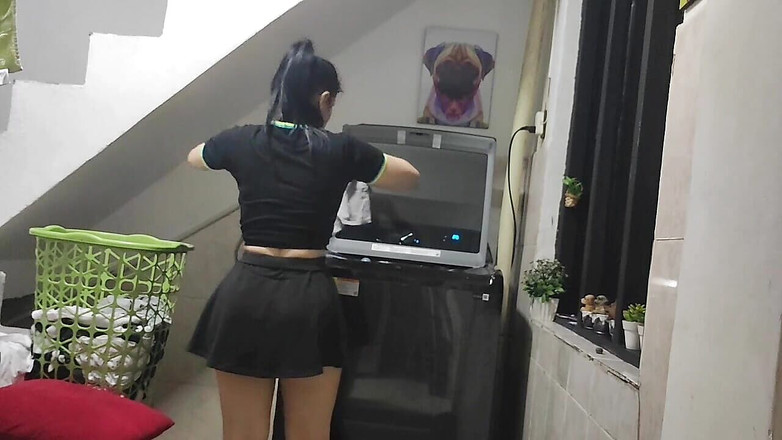 Crisanto999: 我继妹的屁股真好吃，我想操她