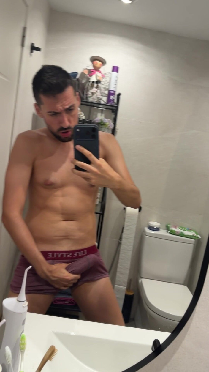 Liam Harding: Ayah tiri panas melancap dan kacang di bilik air