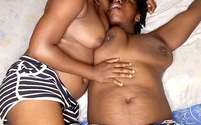 African Beauties: Troca de saliva lésbica