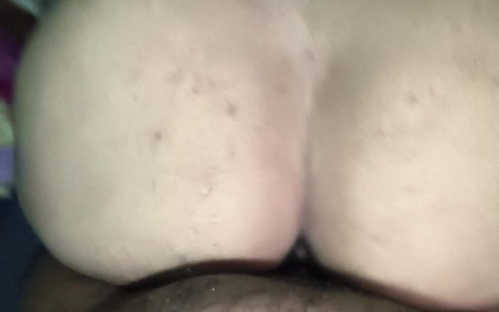 desilaunda96: Une petite amie chez lui et couche avec elle sur...