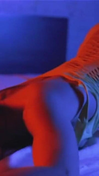 SANKTOR 013 - Une strip-teaseuse se masturbe dans son lit