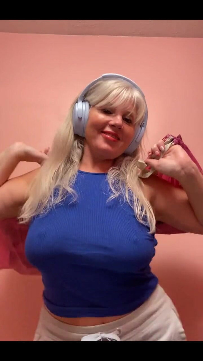 PaintedRose: Adoro pulire.. e l'abbigliamento.. Senza reggiseno