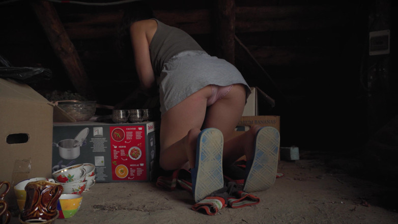 Teasecombo 4K: Upskrt sexy nevlastní sestry dělá domácí práce v podkroví
