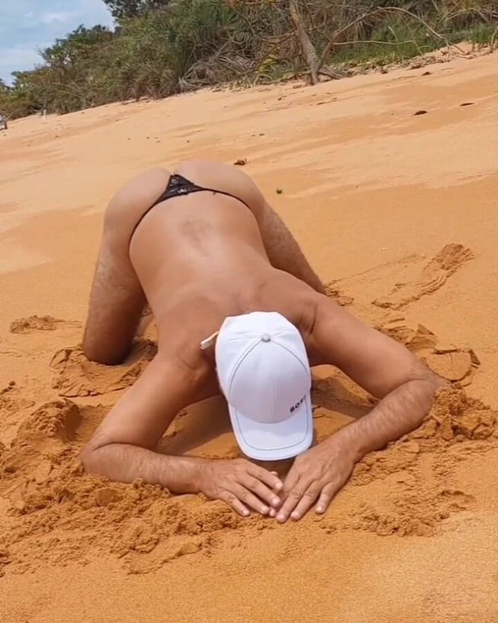 Ladysilvas: Ladysilva Crossdresser Very Slutty på stranden i trosor Vilken het...