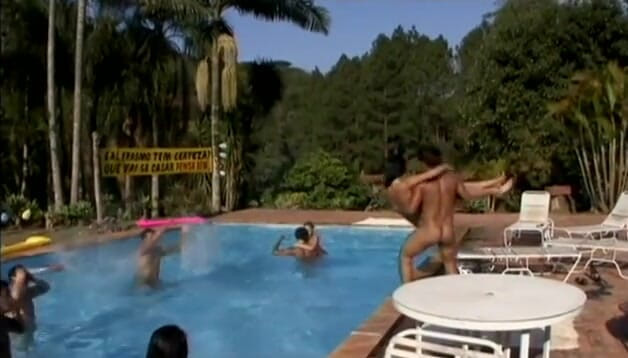 Group Bang: Deslumbrante latina fodida no cu em uma festa na piscina