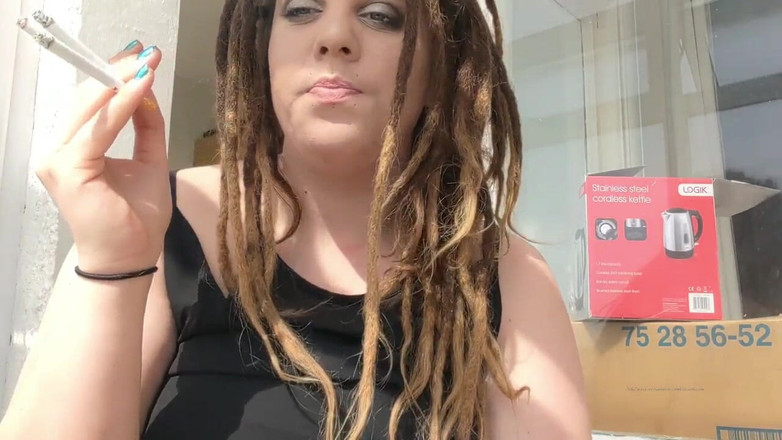 Goddess Kinx: Fumando un pack off Malbro red in un'ora