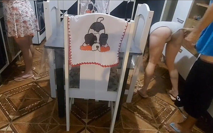 Kasallpimenta: 继兄弟操继妹，而继母洗得疯了