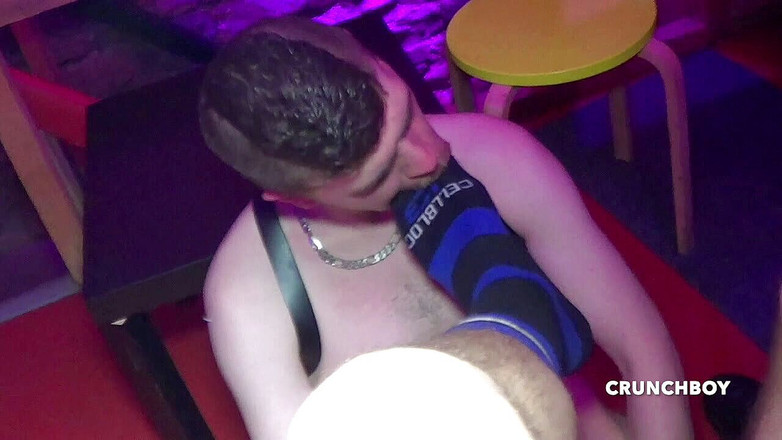 FETISH BDSM STUDIO: बैकरूम में स्केली लड़कों द्वारा मुट्ठी और पैरों का वर्चस्व